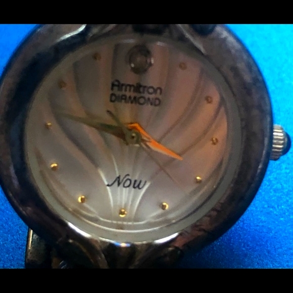 🛍✨️ Women's Armiton Now Diamond Watch✨️ - Picture 3 of 12